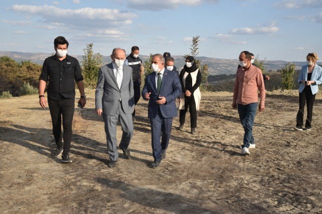 Vali Karadeniz Başkanlığında, Değerlendirme Toplantısı Yapıldı
Gördes yangın alanında incelemelerde bulunan ve yangından evleri zarar gören vatandaşları ziyaret eden Vali Yaşar Karadeniz daha sonra Gördes Kaymakamlığında yetkililerle yangına ilişkin değerlendirme toplantısı gerçekleştirdi.