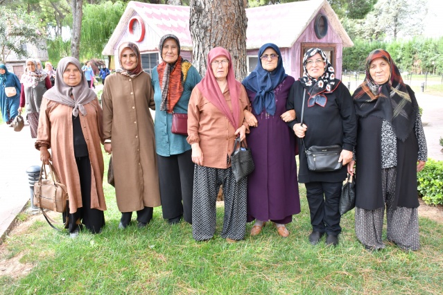 “Manisa’ya Gidip Geliyoruz Ama Böyle Yerleri Görememiştik”
Atike Tıpırtın, gezi duyurusunu hoparlörden yapılan ilan aracılığıyla duyduğunu kaydetti. Tıpırtın, “Köyümüzün hoparlöründen ‘Ücretsiz Manisa gezisi var’ diye ilan edildi. Gitmek isteyenler yazılsın dendi. Benim de 25 yaşında bir oğlum var. Anne, gider misin diye sordu. Ben de tabii giderim, dedim. Oğlumun sayesinde öğrendim. Sonrasında da gezi için ismimi kaydettirdim. Biz de çok memnun olduk. Manisa’ya gidip geliyoruz ama böyle yerleri görememiştik” diye konuştu.