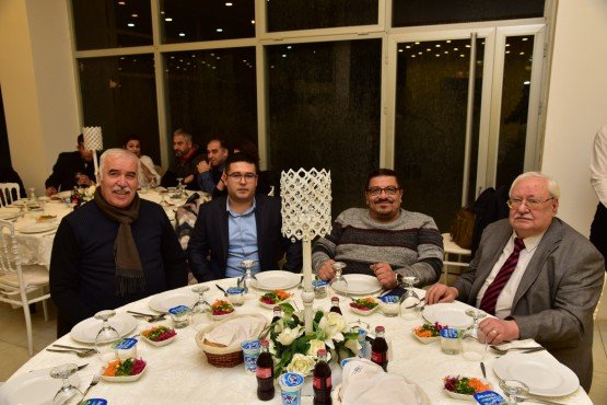 Manisa Büyükşehir Belediye Başkanı Cengiz Ergün, 10 Ocak Gazeteciler Günü dolayısıyla düzenlediği etkinlikte basın mensuplarıyla bir araya geldi. İl merkezi ve ilçelerden gelen yaklaşık 200 ulusal, yerel ve internet sitesi temsilcisi 10 Ocak Gazeteciler Günü’nü kutladı.
 
Manisa Büyükşehir Belediyesi tarafından 10 Ocak Gazeteciler Günü dolayısıyla kutlama etkinliği düzenlendi. Kutlama programına Manisa Büyükşehir Belediye Başkanı Cengiz Ergün, Manisa Büyükşehir Belediyesi Genel Sekreteri Aytaç Yalçınkaya, Genel Sekreter Yardımcısı Yılmaz Gençoğlu, MASKİ Genel Müdür Yardımcısı Burak Aslay, Manisa Büyükşehir Belediye Meclisi MHP Grup Başkanvekili Mehmet Gözgülü, daire başkanları, Manisa Gazeteciler Cemiyeti Başkanı Ali Filizkan ve gazeteciler katıldı.
“Gazetecilerimizin yaptığı iş bizim açımızdan önemlidir”
İl merkezi ve ilçelerden gelen 200’e yakın gazetecinin 10 Ocak Gazeteciler Günü’nü kutlayan Manisa Büyükşehir Belediye Başkanı Cengiz Ergün, kutlama programında 10 Ocak Çalışan Gazeteciler Günü’nde birlikte olmaktan mutluluk duyduğunu belirterek, “Büyük bir fedakârlık ve özveriyle görevlerini yapmaya çalışan sizlerin bu anlamlı gününü tekrar tebrik ediyorum. Basın çalışanlarının yaşadığı tüm sıkıntılara rağmen, gece, gündüz demeden vatandaşlarımızı bilgilendirmek ve haberdar etmek için çalıştıklarını iyi biliyorum. Günümüzde medyanın, demokrasinin sağlıklı bir şekilde işlemesine ne kadar katkı sağladığı ve bu konuda vazgeçilmez niteliklere sahip olduğu kuşkusuz. Milletimizin gözü ve kulağı olan medyanın çok sesli ve tarafsız bir biçimde varlığını sürdürmesi, demokratik kültürün gelişmesine büyük katkı sağlar. Sahip oldukları bilgi ve deneyimlerle, kamuoyunu yönlendirmek için emek sarf eden gazeteci kardeşlerimin yaptığı iş, bizim açımızdan önemlidir. Bu vesileyle burada bulunan ve bulunmayan tüm gazeteci arkadaşlarıma çalışmalarında başarılar diliyor, sağlıklı ve huzurlu bir hayat geçirmelerini Cenab-ı Allah’tan temenni ediyorum. Manisa Büyükşehir Belediyesi olarak yaşadığınız sorunları, sıkıntıları bir nebze de olsa azaltmak için elimizden gelen gayreti gösterdiğimi bilmenizi isterim. Bu vesileyle geçtiğimiz Kasım ayında yapılan genel kurulda başkanlığa seçilen Ali Filizkan ve yönetimini de tebrik ediyorum. Aynı genel kurulda 37 yıl boyunca bu görevi aralıksız sürdüren değerli Ertuğrul Aytaç başkanın da onursal başkan seçilmesinden dolayı ayrıca kutluyorum. Cenab-ı Allah, sağlıklı ve uzun ömürler nasip etsin diyorum. Sözlerimi fazla uzatmadan bir kez daha Gazeteciler Gününüzü kutluyor ve çalışmalarınızda başarılar diliyorum” dedi. 
Başkan Ergün, kutlama programının sonunda gazetecilere günün önemine ilişkin hediye takdim etti, hatıra fotoğrafı çektirdi.