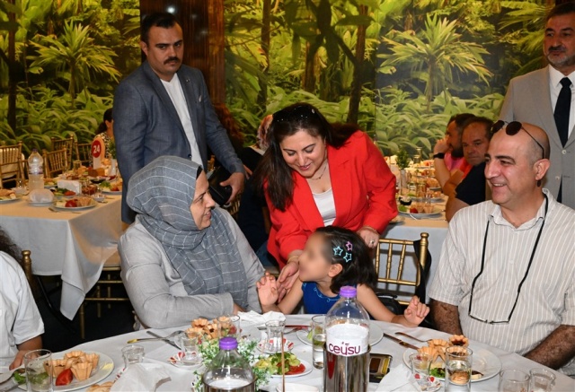 İlimiz genelinde163 koruyucu ailede 193 çocuğa sıcak bir yuva sağlandığını belirten Vali Ünlü, “Yüreklerindeki sevgi ve merhamet duygularıyla, kan bağı değil can bağıyla yavrularımıza kol kanat geren koruyucu ailelerimiz, her biriniz toplumumuz için büyük birer kahramansınız.Bizler devlet olarak koruma altındaki çocuklarımızın her türlü ihtiyacını karşılamak ve onların sağlıklı bir şekilde büyümelerini sağlamak için büyük bir özveriyle çalışmaktayız. Eğitimden sağlığa, sosyal ve kültürel etkinliklerden psikolojik desteğe kadar geniş bir yelpazede hizmet sunmaktayız. Ancak biliyoruz ki, çocuklarımızın en çok ihtiyaç duyduğu şey, sevgi dolu bir aile ortamıdır. Bu ortamı sağlayan siz kıymetli koruyucu ailelerimize minnettarız. Bu sebeple Koruyucu Aile Programını önemsiyoruz. Cumhurbaşkanımızın Eşi Emine Erdoğan Hanımefendinin riyasetinde yürütülen çalışmalarla bu uygulamanın daha da yaygınlaşmasını temenni ediyoruz. Çocuklarımızın geleceğinin daha güvenli, daha sevgi dolu ve daha aydınlık olması için hep birlikte çalışmaya devam edeceğiz.” Şeklinde konuştu. 
Vali Ünlü konuşmasının devamında “Sevgili Çocuklar,sizler bizim geleceğimiz, en değerli hazinemizsiniz. Sizlerin mutluluğu ve başarısı, bizler için en büyük gurur kaynağıdır. Sizlerin yüzündeki gülümseme, bizim en büyük ödülümüzdür. Unutmayın ki, her biriniz çok özelsiniz ve büyük bir sevgiyle kucaklanıyorsunuz.Bizler devlet olarak sizin ve koruyucu ailelerimizin her zaman yanındayız. Bu vesile ile bu kutsal görevi üstlenen siz değerli ailelerimize bir kez daha teşekkür ediyor, sizleri yürekten kutluyorum. Koruyucu Aile Gününün, toplumumuzda aile kavramının ve koruyucu ailelerin öneminin daha iyi anlaşılmasına vesile olmasını diliyorum.” Dedi.
Program çocuklar için hazırlanan spor ve oyun aktiviteleri sona erdi.