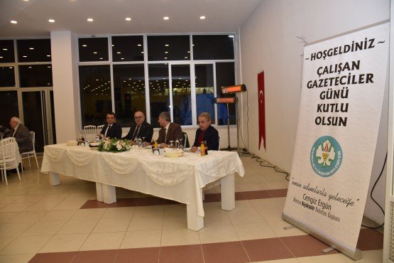 Manisa Büyükşehir Belediye Başkanı Cengiz Ergün, 10 Ocak Gazeteciler Günü dolayısıyla düzenlediği etkinlikte basın mensuplarıyla bir araya geldi. İl merkezi ve ilçelerden gelen yaklaşık 200 ulusal, yerel ve internet sitesi temsilcisi 10 Ocak Gazeteciler Günü’nü kutladı.
 
Manisa Büyükşehir Belediyesi tarafından 10 Ocak Gazeteciler Günü dolayısıyla kutlama etkinliği düzenlendi. Kutlama programına Manisa Büyükşehir Belediye Başkanı Cengiz Ergün, Manisa Büyükşehir Belediyesi Genel Sekreteri Aytaç Yalçınkaya, Genel Sekreter Yardımcısı Yılmaz Gençoğlu, MASKİ Genel Müdür Yardımcısı Burak Aslay, Manisa Büyükşehir Belediye Meclisi MHP Grup Başkanvekili Mehmet Gözgülü, daire başkanları, Manisa Gazeteciler Cemiyeti Başkanı Ali Filizkan ve gazeteciler katıldı.
“Gazetecilerimizin yaptığı iş bizim açımızdan önemlidir”
İl merkezi ve ilçelerden gelen 200’e yakın gazetecinin 10 Ocak Gazeteciler Günü’nü kutlayan Manisa Büyükşehir Belediye Başkanı Cengiz Ergün, kutlama programında 10 Ocak Çalışan Gazeteciler Günü’nde birlikte olmaktan mutluluk duyduğunu belirterek, “Büyük bir fedakârlık ve özveriyle görevlerini yapmaya çalışan sizlerin bu anlamlı gününü tekrar tebrik ediyorum. Basın çalışanlarının yaşadığı tüm sıkıntılara rağmen, gece, gündüz demeden vatandaşlarımızı bilgilendirmek ve haberdar etmek için çalıştıklarını iyi biliyorum. Günümüzde medyanın, demokrasinin sağlıklı bir şekilde işlemesine ne kadar katkı sağladığı ve bu konuda vazgeçilmez niteliklere sahip olduğu kuşkusuz. Milletimizin gözü ve kulağı olan medyanın çok sesli ve tarafsız bir biçimde varlığını sürdürmesi, demokratik kültürün gelişmesine büyük katkı sağlar. Sahip oldukları bilgi ve deneyimlerle, kamuoyunu yönlendirmek için emek sarf eden gazeteci kardeşlerimin yaptığı iş, bizim açımızdan önemlidir. Bu vesileyle burada bulunan ve bulunmayan tüm gazeteci arkadaşlarıma çalışmalarında başarılar diliyor, sağlıklı ve huzurlu bir hayat geçirmelerini Cenab-ı Allah’tan temenni ediyorum. Manisa Büyükşehir Belediyesi olarak yaşadığınız sorunları, sıkıntıları bir nebze de olsa azaltmak için elimizden gelen gayreti gösterdiğimi bilmenizi isterim. Bu vesileyle geçtiğimiz Kasım ayında yapılan genel kurulda başkanlığa seçilen Ali Filizkan ve yönetimini de tebrik ediyorum. Aynı genel kurulda 37 yıl boyunca bu görevi aralıksız sürdüren değerli Ertuğrul Aytaç başkanın da onursal başkan seçilmesinden dolayı ayrıca kutluyorum. Cenab-ı Allah, sağlıklı ve uzun ömürler nasip etsin diyorum. Sözlerimi fazla uzatmadan bir kez daha Gazeteciler Gününüzü kutluyor ve çalışmalarınızda başarılar diliyorum” dedi. 
Başkan Ergün, kutlama programının sonunda gazetecilere günün önemine ilişkin hediye takdim etti, hatıra fotoğrafı çektirdi.