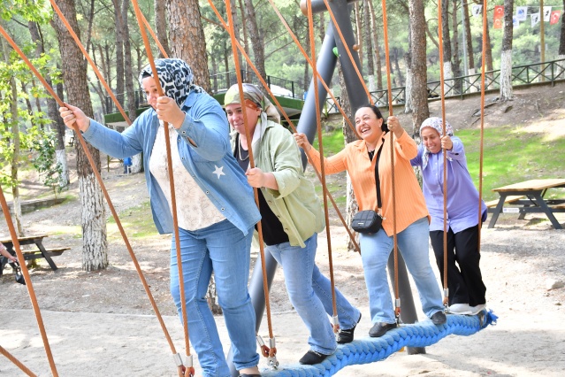 “Manisa Büyükşehir Belediye Başkanımız Ferdi Zeyrek’ten Allah Razı Olsun”
Seyran Çakır, daha önce böyle bir geziye katılmadığını belirtti. Çakır, “Her tarafı çok beğendim. Daha önce böyle bir geziye hiç katılmamıştım. Manisa Büyükşehir Belediye Başkanımız Ferdi Zeyrek’ten Allah razı olsun” dedi.