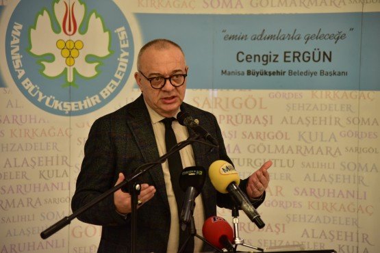 Manisa Büyükşehir Belediye Başkanı Cengiz Ergün, 10 Ocak Gazeteciler Günü dolayısıyla düzenlediği etkinlikte basın mensuplarıyla bir araya geldi. İl merkezi ve ilçelerden gelen yaklaşık 200 ulusal, yerel ve internet sitesi temsilcisi 10 Ocak Gazeteciler Günü’nü kutladı.
 
Manisa Büyükşehir Belediyesi tarafından 10 Ocak Gazeteciler Günü dolayısıyla kutlama etkinliği düzenlendi. Kutlama programına Manisa Büyükşehir Belediye Başkanı Cengiz Ergün, Manisa Büyükşehir Belediyesi Genel Sekreteri Aytaç Yalçınkaya, Genel Sekreter Yardımcısı Yılmaz Gençoğlu, MASKİ Genel Müdür Yardımcısı Burak Aslay, Manisa Büyükşehir Belediye Meclisi MHP Grup Başkanvekili Mehmet Gözgülü, daire başkanları, Manisa Gazeteciler Cemiyeti Başkanı Ali Filizkan ve gazeteciler katıldı.
“Gazetecilerimizin yaptığı iş bizim açımızdan önemlidir”
İl merkezi ve ilçelerden gelen 200’e yakın gazetecinin 10 Ocak Gazeteciler Günü’nü kutlayan Manisa Büyükşehir Belediye Başkanı Cengiz Ergün, kutlama programında 10 Ocak Çalışan Gazeteciler Günü’nde birlikte olmaktan mutluluk duyduğunu belirterek, “Büyük bir fedakârlık ve özveriyle görevlerini yapmaya çalışan sizlerin bu anlamlı gününü tekrar tebrik ediyorum. Basın çalışanlarının yaşadığı tüm sıkıntılara rağmen, gece, gündüz demeden vatandaşlarımızı bilgilendirmek ve haberdar etmek için çalıştıklarını iyi biliyorum. Günümüzde medyanın, demokrasinin sağlıklı bir şekilde işlemesine ne kadar katkı sağladığı ve bu konuda vazgeçilmez niteliklere sahip olduğu kuşkusuz. Milletimizin gözü ve kulağı olan medyanın çok sesli ve tarafsız bir biçimde varlığını sürdürmesi, demokratik kültürün gelişmesine büyük katkı sağlar. Sahip oldukları bilgi ve deneyimlerle, kamuoyunu yönlendirmek için emek sarf eden gazeteci kardeşlerimin yaptığı iş, bizim açımızdan önemlidir. Bu vesileyle burada bulunan ve bulunmayan tüm gazeteci arkadaşlarıma çalışmalarında başarılar diliyor, sağlıklı ve huzurlu bir hayat geçirmelerini Cenab-ı Allah’tan temenni ediyorum. Manisa Büyükşehir Belediyesi olarak yaşadığınız sorunları, sıkıntıları bir nebze de olsa azaltmak için elimizden gelen gayreti gösterdiğimi bilmenizi isterim. Bu vesileyle geçtiğimiz Kasım ayında yapılan genel kurulda başkanlığa seçilen Ali Filizkan ve yönetimini de tebrik ediyorum. Aynı genel kurulda 37 yıl boyunca bu görevi aralıksız sürdüren değerli Ertuğrul Aytaç başkanın da onursal başkan seçilmesinden dolayı ayrıca kutluyorum. Cenab-ı Allah, sağlıklı ve uzun ömürler nasip etsin diyorum. Sözlerimi fazla uzatmadan bir kez daha Gazeteciler Gününüzü kutluyor ve çalışmalarınızda başarılar diliyorum” dedi. 
Başkan Ergün, kutlama programının sonunda gazetecilere günün önemine ilişkin hediye takdim etti, hatıra fotoğrafı çektirdi.
