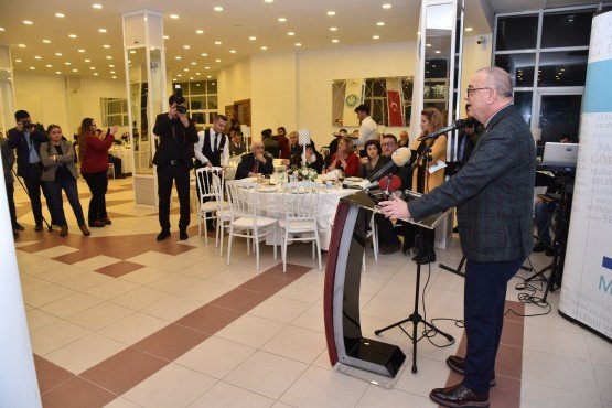 Manisa Büyükşehir Belediye Başkanı Cengiz Ergün, 10 Ocak Gazeteciler Günü dolayısıyla düzenlediği etkinlikte basın mensuplarıyla bir araya geldi. İl merkezi ve ilçelerden gelen yaklaşık 200 ulusal, yerel ve internet sitesi temsilcisi 10 Ocak Gazeteciler Günü’nü kutladı.
 
Manisa Büyükşehir Belediyesi tarafından 10 Ocak Gazeteciler Günü dolayısıyla kutlama etkinliği düzenlendi. Kutlama programına Manisa Büyükşehir Belediye Başkanı Cengiz Ergün, Manisa Büyükşehir Belediyesi Genel Sekreteri Aytaç Yalçınkaya, Genel Sekreter Yardımcısı Yılmaz Gençoğlu, MASKİ Genel Müdür Yardımcısı Burak Aslay, Manisa Büyükşehir Belediye Meclisi MHP Grup Başkanvekili Mehmet Gözgülü, daire başkanları, Manisa Gazeteciler Cemiyeti Başkanı Ali Filizkan ve gazeteciler katıldı.
“Gazetecilerimizin yaptığı iş bizim açımızdan önemlidir”
İl merkezi ve ilçelerden gelen 200’e yakın gazetecinin 10 Ocak Gazeteciler Günü’nü kutlayan Manisa Büyükşehir Belediye Başkanı Cengiz Ergün, kutlama programında 10 Ocak Çalışan Gazeteciler Günü’nde birlikte olmaktan mutluluk duyduğunu belirterek, “Büyük bir fedakârlık ve özveriyle görevlerini yapmaya çalışan sizlerin bu anlamlı gününü tekrar tebrik ediyorum. Basın çalışanlarının yaşadığı tüm sıkıntılara rağmen, gece, gündüz demeden vatandaşlarımızı bilgilendirmek ve haberdar etmek için çalıştıklarını iyi biliyorum. Günümüzde medyanın, demokrasinin sağlıklı bir şekilde işlemesine ne kadar katkı sağladığı ve bu konuda vazgeçilmez niteliklere sahip olduğu kuşkusuz. Milletimizin gözü ve kulağı olan medyanın çok sesli ve tarafsız bir biçimde varlığını sürdürmesi, demokratik kültürün gelişmesine büyük katkı sağlar. Sahip oldukları bilgi ve deneyimlerle, kamuoyunu yönlendirmek için emek sarf eden gazeteci kardeşlerimin yaptığı iş, bizim açımızdan önemlidir. Bu vesileyle burada bulunan ve bulunmayan tüm gazeteci arkadaşlarıma çalışmalarında başarılar diliyor, sağlıklı ve huzurlu bir hayat geçirmelerini Cenab-ı Allah’tan temenni ediyorum. Manisa Büyükşehir Belediyesi olarak yaşadığınız sorunları, sıkıntıları bir nebze de olsa azaltmak için elimizden gelen gayreti gösterdiğimi bilmenizi isterim. Bu vesileyle geçtiğimiz Kasım ayında yapılan genel kurulda başkanlığa seçilen Ali Filizkan ve yönetimini de tebrik ediyorum. Aynı genel kurulda 37 yıl boyunca bu görevi aralıksız sürdüren değerli Ertuğrul Aytaç başkanın da onursal başkan seçilmesinden dolayı ayrıca kutluyorum. Cenab-ı Allah, sağlıklı ve uzun ömürler nasip etsin diyorum. Sözlerimi fazla uzatmadan bir kez daha Gazeteciler Gününüzü kutluyor ve çalışmalarınızda başarılar diliyorum” dedi. 
Başkan Ergün, kutlama programının sonunda gazetecilere günün önemine ilişkin hediye takdim etti, hatıra fotoğrafı çektirdi.