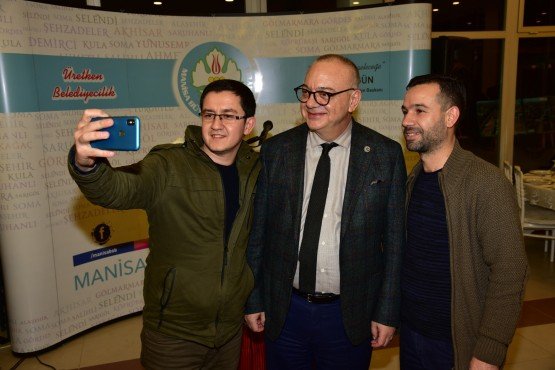 Manisa Büyükşehir Belediye Başkanı Cengiz Ergün, 10 Ocak Gazeteciler Günü dolayısıyla düzenlediği etkinlikte basın mensuplarıyla bir araya geldi. İl merkezi ve ilçelerden gelen yaklaşık 200 ulusal, yerel ve internet sitesi temsilcisi 10 Ocak Gazeteciler Günü’nü kutladı.
 
Manisa Büyükşehir Belediyesi tarafından 10 Ocak Gazeteciler Günü dolayısıyla kutlama etkinliği düzenlendi. Kutlama programına Manisa Büyükşehir Belediye Başkanı Cengiz Ergün, Manisa Büyükşehir Belediyesi Genel Sekreteri Aytaç Yalçınkaya, Genel Sekreter Yardımcısı Yılmaz Gençoğlu, MASKİ Genel Müdür Yardımcısı Burak Aslay, Manisa Büyükşehir Belediye Meclisi MHP Grup Başkanvekili Mehmet Gözgülü, daire başkanları, Manisa Gazeteciler Cemiyeti Başkanı Ali Filizkan ve gazeteciler katıldı.
“Gazetecilerimizin yaptığı iş bizim açımızdan önemlidir”
İl merkezi ve ilçelerden gelen 200’e yakın gazetecinin 10 Ocak Gazeteciler Günü’nü kutlayan Manisa Büyükşehir Belediye Başkanı Cengiz Ergün, kutlama programında 10 Ocak Çalışan Gazeteciler Günü’nde birlikte olmaktan mutluluk duyduğunu belirterek, “Büyük bir fedakârlık ve özveriyle görevlerini yapmaya çalışan sizlerin bu anlamlı gününü tekrar tebrik ediyorum. Basın çalışanlarının yaşadığı tüm sıkıntılara rağmen, gece, gündüz demeden vatandaşlarımızı bilgilendirmek ve haberdar etmek için çalıştıklarını iyi biliyorum. Günümüzde medyanın, demokrasinin sağlıklı bir şekilde işlemesine ne kadar katkı sağladığı ve bu konuda vazgeçilmez niteliklere sahip olduğu kuşkusuz. Milletimizin gözü ve kulağı olan medyanın çok sesli ve tarafsız bir biçimde varlığını sürdürmesi, demokratik kültürün gelişmesine büyük katkı sağlar. Sahip oldukları bilgi ve deneyimlerle, kamuoyunu yönlendirmek için emek sarf eden gazeteci kardeşlerimin yaptığı iş, bizim açımızdan önemlidir. Bu vesileyle burada bulunan ve bulunmayan tüm gazeteci arkadaşlarıma çalışmalarında başarılar diliyor, sağlıklı ve huzurlu bir hayat geçirmelerini Cenab-ı Allah’tan temenni ediyorum. Manisa Büyükşehir Belediyesi olarak yaşadığınız sorunları, sıkıntıları bir nebze de olsa azaltmak için elimizden gelen gayreti gösterdiğimi bilmenizi isterim. Bu vesileyle geçtiğimiz Kasım ayında yapılan genel kurulda başkanlığa seçilen Ali Filizkan ve yönetimini de tebrik ediyorum. Aynı genel kurulda 37 yıl boyunca bu görevi aralıksız sürdüren değerli Ertuğrul Aytaç başkanın da onursal başkan seçilmesinden dolayı ayrıca kutluyorum. Cenab-ı Allah, sağlıklı ve uzun ömürler nasip etsin diyorum. Sözlerimi fazla uzatmadan bir kez daha Gazeteciler Gününüzü kutluyor ve çalışmalarınızda başarılar diliyorum” dedi. 
Başkan Ergün, kutlama programının sonunda gazetecilere günün önemine ilişkin hediye takdim etti, hatıra fotoğrafı çektirdi.