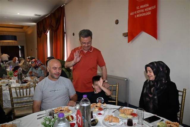 Vali Enver Ünlü ve Eşi Sema Ünlü, 30 Haziran Koruyucu Aileler Gününde, devlet koruması altındaki çocuklara yuva sıcaklığı, aile sevgisi sağlayan koruyucu aileler ve çocukları ile bir araya geldi.