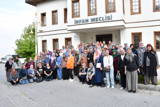 Manisa Büyükşehir Belediyesi’nin merkeze uzak ilçelerde yaşayan kadınların şehrin tarihini daha yakından tanımasını sağlamak ve Manisalı kadınların sosyal hayata katılımını arttırmak için hayata geçirdiği Adım Adım Manisa projesi devam ediyor. Bu kapsamda 80 kişilik kadın kafilesi, kavun diyarı Kırkağaç ilçesinden kent merkezine tarihi mekanları gezmek için geldi.