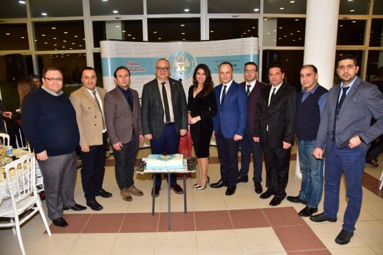 Manisa Büyükşehir Belediye Başkanı Cengiz Ergün, 10 Ocak Gazeteciler Günü dolayısıyla düzenlediği etkinlikte basın mensuplarıyla bir araya geldi. İl merkezi ve ilçelerden gelen yaklaşık 200 ulusal, yerel ve internet sitesi temsilcisi 10 Ocak Gazeteciler Günü’nü kutladı.
 
Manisa Büyükşehir Belediyesi tarafından 10 Ocak Gazeteciler Günü dolayısıyla kutlama etkinliği düzenlendi. Kutlama programına Manisa Büyükşehir Belediye Başkanı Cengiz Ergün, Manisa Büyükşehir Belediyesi Genel Sekreteri Aytaç Yalçınkaya, Genel Sekreter Yardımcısı Yılmaz Gençoğlu, MASKİ Genel Müdür Yardımcısı Burak Aslay, Manisa Büyükşehir Belediye Meclisi MHP Grup Başkanvekili Mehmet Gözgülü, daire başkanları, Manisa Gazeteciler Cemiyeti Başkanı Ali Filizkan ve gazeteciler katıldı.
“Gazetecilerimizin yaptığı iş bizim açımızdan önemlidir”
İl merkezi ve ilçelerden gelen 200’e yakın gazetecinin 10 Ocak Gazeteciler Günü’nü kutlayan Manisa Büyükşehir Belediye Başkanı Cengiz Ergün, kutlama programında 10 Ocak Çalışan Gazeteciler Günü’nde birlikte olmaktan mutluluk duyduğunu belirterek, “Büyük bir fedakârlık ve özveriyle görevlerini yapmaya çalışan sizlerin bu anlamlı gününü tekrar tebrik ediyorum. Basın çalışanlarının yaşadığı tüm sıkıntılara rağmen, gece, gündüz demeden vatandaşlarımızı bilgilendirmek ve haberdar etmek için çalıştıklarını iyi biliyorum. Günümüzde medyanın, demokrasinin sağlıklı bir şekilde işlemesine ne kadar katkı sağladığı ve bu konuda vazgeçilmez niteliklere sahip olduğu kuşkusuz. Milletimizin gözü ve kulağı olan medyanın çok sesli ve tarafsız bir biçimde varlığını sürdürmesi, demokratik kültürün gelişmesine büyük katkı sağlar. Sahip oldukları bilgi ve deneyimlerle, kamuoyunu yönlendirmek için emek sarf eden gazeteci kardeşlerimin yaptığı iş, bizim açımızdan önemlidir. Bu vesileyle burada bulunan ve bulunmayan tüm gazeteci arkadaşlarıma çalışmalarında başarılar diliyor, sağlıklı ve huzurlu bir hayat geçirmelerini Cenab-ı Allah’tan temenni ediyorum. Manisa Büyükşehir Belediyesi olarak yaşadığınız sorunları, sıkıntıları bir nebze de olsa azaltmak için elimizden gelen gayreti gösterdiğimi bilmenizi isterim. Bu vesileyle geçtiğimiz Kasım ayında yapılan genel kurulda başkanlığa seçilen Ali Filizkan ve yönetimini de tebrik ediyorum. Aynı genel kurulda 37 yıl boyunca bu görevi aralıksız sürdüren değerli Ertuğrul Aytaç başkanın da onursal başkan seçilmesinden dolayı ayrıca kutluyorum. Cenab-ı Allah, sağlıklı ve uzun ömürler nasip etsin diyorum. Sözlerimi fazla uzatmadan bir kez daha Gazeteciler Gününüzü kutluyor ve çalışmalarınızda başarılar diliyorum” dedi. 
Başkan Ergün, kutlama programının sonunda gazetecilere günün önemine ilişkin hediye takdim etti, hatıra fotoğrafı çektirdi.