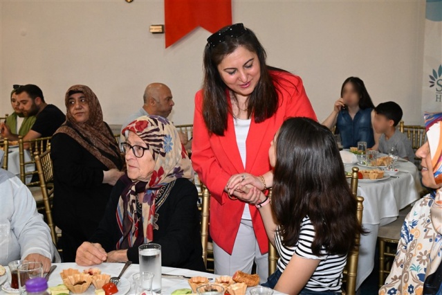Aile ve Sosyal Hizmetler Müdürlüğü organizasyonunda gerçekleştirilen programa Vali Enver Ünlü ve Eşi Sema Ünlü’nünyanı sıra Manisa Celal Bayar Üniversitesi Rektörü Prof. Dr. Rana Kibar, Vali Yardımcısı Mevlüt Özmen, Şehzadeler Kaymakamı Fatih Genel, Yunusemre Kaymakamı Atilla Kantay, Saruhanlı Kaymakamı Murat Acar, İl Emniyet Müdürü Fahri Aktaş,Aile ve Sosyal Hizmetler İl Müdürü Mustafa Kılıç, koruyucu ailelerimiz ve çocuklarımız katıldı.