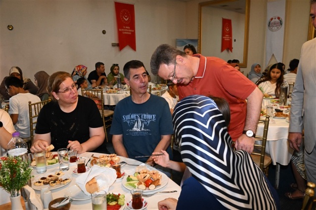 Programda konuşma yapan ve koruyucu ailelerin gününü kutlayan Vali Enver Ünlü, “Öncelikle Türk toplumunun temeli olan aile kavramını koruyucu aile olarak daha da güçlendirdiğiniz ve çocuklarımıza sıcak bir yuva olduğunuz için hepinize içtenlikle teşekkür ediyorum.Türk toplumunda aile, sevgi, güven ve bağlılık duygularının en yoğun yaşandığı kutsal bir yapıdır. Her çocuğun, sevgi dolu bir aile ortamında büyümeye, desteklenmeye ve geleceğe güvenle bakmaya ihtiyacı vardır. Bizler tarih boyunca nice zorlukları birlikte aşmış, birbirine kol kanat germiş büyük bir ailenin fertleriyiz. İhtiyacı olanın yanında olmak, zor durumda olanın elinden tutmak bizim en temel değerlerimizdendir. Bu konuda koruyucu ailelerimizin verdiği sevgi ve şefkatin değeri ölçülemez. Çünkü sizler, çocuklarımızın kalplerinde yeni bir gelecek inşa eden, onların yarınlarını aydınlatan, fedakârlık ve özverinin en güzel örneğisiniz.” Dedi.