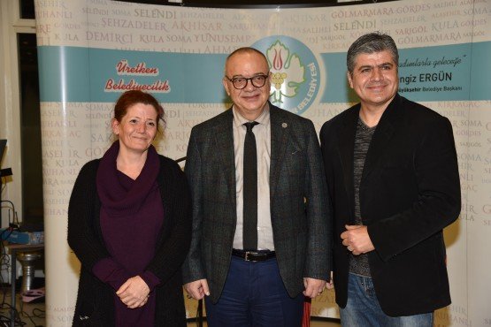 Manisa Büyükşehir Belediye Başkanı Cengiz Ergün, 10 Ocak Gazeteciler Günü dolayısıyla düzenlediği etkinlikte basın mensuplarıyla bir araya geldi. İl merkezi ve ilçelerden gelen yaklaşık 200 ulusal, yerel ve internet sitesi temsilcisi 10 Ocak Gazeteciler Günü’nü kutladı.
 
Manisa Büyükşehir Belediyesi tarafından 10 Ocak Gazeteciler Günü dolayısıyla kutlama etkinliği düzenlendi. Kutlama programına Manisa Büyükşehir Belediye Başkanı Cengiz Ergün, Manisa Büyükşehir Belediyesi Genel Sekreteri Aytaç Yalçınkaya, Genel Sekreter Yardımcısı Yılmaz Gençoğlu, MASKİ Genel Müdür Yardımcısı Burak Aslay, Manisa Büyükşehir Belediye Meclisi MHP Grup Başkanvekili Mehmet Gözgülü, daire başkanları, Manisa Gazeteciler Cemiyeti Başkanı Ali Filizkan ve gazeteciler katıldı.
“Gazetecilerimizin yaptığı iş bizim açımızdan önemlidir”
İl merkezi ve ilçelerden gelen 200’e yakın gazetecinin 10 Ocak Gazeteciler Günü’nü kutlayan Manisa Büyükşehir Belediye Başkanı Cengiz Ergün, kutlama programında 10 Ocak Çalışan Gazeteciler Günü’nde birlikte olmaktan mutluluk duyduğunu belirterek, “Büyük bir fedakârlık ve özveriyle görevlerini yapmaya çalışan sizlerin bu anlamlı gününü tekrar tebrik ediyorum. Basın çalışanlarının yaşadığı tüm sıkıntılara rağmen, gece, gündüz demeden vatandaşlarımızı bilgilendirmek ve haberdar etmek için çalıştıklarını iyi biliyorum. Günümüzde medyanın, demokrasinin sağlıklı bir şekilde işlemesine ne kadar katkı sağladığı ve bu konuda vazgeçilmez niteliklere sahip olduğu kuşkusuz. Milletimizin gözü ve kulağı olan medyanın çok sesli ve tarafsız bir biçimde varlığını sürdürmesi, demokratik kültürün gelişmesine büyük katkı sağlar. Sahip oldukları bilgi ve deneyimlerle, kamuoyunu yönlendirmek için emek sarf eden gazeteci kardeşlerimin yaptığı iş, bizim açımızdan önemlidir. Bu vesileyle burada bulunan ve bulunmayan tüm gazeteci arkadaşlarıma çalışmalarında başarılar diliyor, sağlıklı ve huzurlu bir hayat geçirmelerini Cenab-ı Allah’tan temenni ediyorum. Manisa Büyükşehir Belediyesi olarak yaşadığınız sorunları, sıkıntıları bir nebze de olsa azaltmak için elimizden gelen gayreti gösterdiğimi bilmenizi isterim. Bu vesileyle geçtiğimiz Kasım ayında yapılan genel kurulda başkanlığa seçilen Ali Filizkan ve yönetimini de tebrik ediyorum. Aynı genel kurulda 37 yıl boyunca bu görevi aralıksız sürdüren değerli Ertuğrul Aytaç başkanın da onursal başkan seçilmesinden dolayı ayrıca kutluyorum. Cenab-ı Allah, sağlıklı ve uzun ömürler nasip etsin diyorum. Sözlerimi fazla uzatmadan bir kez daha Gazeteciler Gününüzü kutluyor ve çalışmalarınızda başarılar diliyorum” dedi. 
Başkan Ergün, kutlama programının sonunda gazetecilere günün önemine ilişkin hediye takdim etti, hatıra fotoğrafı çektirdi.