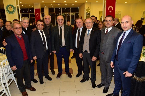 Manisa Büyükşehir Belediye Başkanı Cengiz Ergün, 10 Ocak Gazeteciler Günü dolayısıyla düzenlediği etkinlikte basın mensuplarıyla bir araya geldi. İl merkezi ve ilçelerden gelen yaklaşık 200 ulusal, yerel ve internet sitesi temsilcisi 10 Ocak Gazeteciler Günü’nü kutladı.
 
Manisa Büyükşehir Belediyesi tarafından 10 Ocak Gazeteciler Günü dolayısıyla kutlama etkinliği düzenlendi. Kutlama programına Manisa Büyükşehir Belediye Başkanı Cengiz Ergün, Manisa Büyükşehir Belediyesi Genel Sekreteri Aytaç Yalçınkaya, Genel Sekreter Yardımcısı Yılmaz Gençoğlu, MASKİ Genel Müdür Yardımcısı Burak Aslay, Manisa Büyükşehir Belediye Meclisi MHP Grup Başkanvekili Mehmet Gözgülü, daire başkanları, Manisa Gazeteciler Cemiyeti Başkanı Ali Filizkan ve gazeteciler katıldı.
“Gazetecilerimizin yaptığı iş bizim açımızdan önemlidir”
İl merkezi ve ilçelerden gelen 200’e yakın gazetecinin 10 Ocak Gazeteciler Günü’nü kutlayan Manisa Büyükşehir Belediye Başkanı Cengiz Ergün, kutlama programında 10 Ocak Çalışan Gazeteciler Günü’nde birlikte olmaktan mutluluk duyduğunu belirterek, “Büyük bir fedakârlık ve özveriyle görevlerini yapmaya çalışan sizlerin bu anlamlı gününü tekrar tebrik ediyorum. Basın çalışanlarının yaşadığı tüm sıkıntılara rağmen, gece, gündüz demeden vatandaşlarımızı bilgilendirmek ve haberdar etmek için çalıştıklarını iyi biliyorum. Günümüzde medyanın, demokrasinin sağlıklı bir şekilde işlemesine ne kadar katkı sağladığı ve bu konuda vazgeçilmez niteliklere sahip olduğu kuşkusuz. Milletimizin gözü ve kulağı olan medyanın çok sesli ve tarafsız bir biçimde varlığını sürdürmesi, demokratik kültürün gelişmesine büyük katkı sağlar. Sahip oldukları bilgi ve deneyimlerle, kamuoyunu yönlendirmek için emek sarf eden gazeteci kardeşlerimin yaptığı iş, bizim açımızdan önemlidir. Bu vesileyle burada bulunan ve bulunmayan tüm gazeteci arkadaşlarıma çalışmalarında başarılar diliyor, sağlıklı ve huzurlu bir hayat geçirmelerini Cenab-ı Allah’tan temenni ediyorum. Manisa Büyükşehir Belediyesi olarak yaşadığınız sorunları, sıkıntıları bir nebze de olsa azaltmak için elimizden gelen gayreti gösterdiğimi bilmenizi isterim. Bu vesileyle geçtiğimiz Kasım ayında yapılan genel kurulda başkanlığa seçilen Ali Filizkan ve yönetimini de tebrik ediyorum. Aynı genel kurulda 37 yıl boyunca bu görevi aralıksız sürdüren değerli Ertuğrul Aytaç başkanın da onursal başkan seçilmesinden dolayı ayrıca kutluyorum. Cenab-ı Allah, sağlıklı ve uzun ömürler nasip etsin diyorum. Sözlerimi fazla uzatmadan bir kez daha Gazeteciler Gününüzü kutluyor ve çalışmalarınızda başarılar diliyorum” dedi. 
Başkan Ergün, kutlama programının sonunda gazetecilere günün önemine ilişkin hediye takdim etti, hatıra fotoğrafı çektirdi.