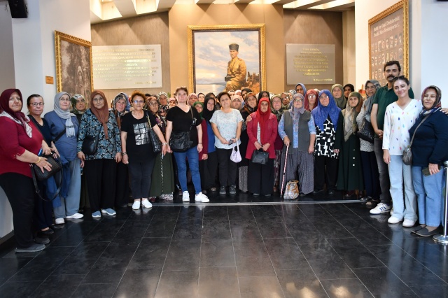 Gezinin bir sonraki durağı ise Muradiye Camii oldu. Ortaya koyduğu eserlerle dünya mimari tarihine damgasını vuran Mimar Sinan’ın Ege Bölgesi’ndeki tek eseri olma özelliğini taşıyan Muradiye Camii de ziyaret edildi. Ardından ziyaretçilerine muhteşem Manisa manzarasını izleme imkanı sunan Mevlevihane’ye ve Manisa’da bulunan çeşitli eserlerin maketlerinin yer aldığı Şehzadelerpark’a gidildi. Akabinde MASKİ Genel Müdürlüğü yemekhanesinde öğle yemeği için ara verildi.