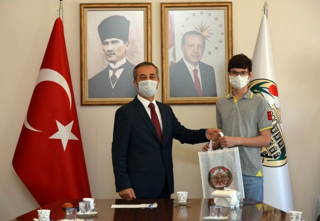 Kendisinin de yedi yıl önce bu heyecanı yaşadığına değinen ve süreç içerisinde velilerinde çocuklara destek olmak için gayret sarf ettiklerini de söyleyen Vali Vekili Yılmaz “Bu konuda belki en büyük katkı anne ve babaların, sınav sürecinde çocuklarıyla birlikte sınava hazırlandılar, belki de bir anlamda onlarla birlikte sınava girdiler, ben bu anlamda anne ve babalara çok teşekkür ediyorum. Tabi ki bu konuda eğitimcilerimizde çok önemli, anaokulundan başlayarak bütün öğretmenlerimizin, öğrencilerimizin üzerinde katkısı ve emeği vardır, bütün öğretmenlerimize de takdirlerimi ve teşekkürlerimi iletiyorum” dedi.
