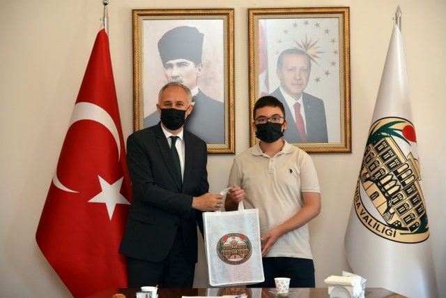 Manisa’da Liselere Geçiş Sınavında tam puan alarak Türkiye birincisi olan öğrencilerimiz, Vali Vekili Ahmet Yılmaz tarafından ödüllendirildi.