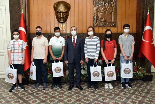 Öğrencilerden hayatlarının içerisinde spor ve sanata da yer vermelerini isteyen ve eğitim hayatında başarılar dileyen Vali Vekili Yılmaz daha sonra tam puan alarak Türkiye 1 incisi olan; Mert Ege Bambal, Kağan Emre Tufan, Yahya Aslanalp, Onat Sırrı Orbay,  Ahsen Dedeler ve Bora Mercan’a ödüllerini verdi.
