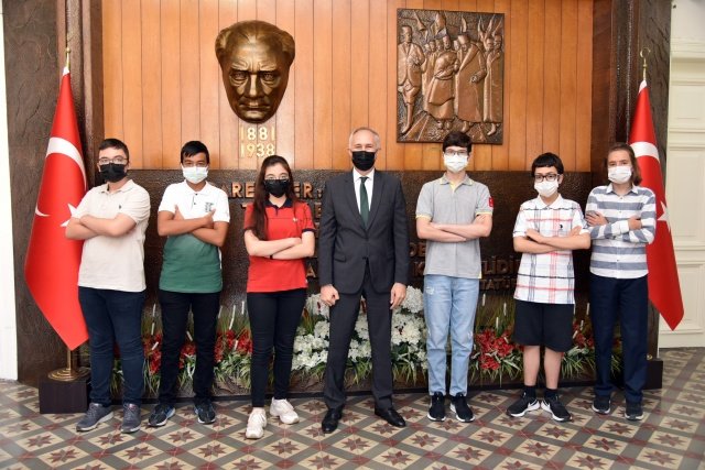 Törende konuşan Vali Vekili Ahmet Yılmaz da “ Burada 6 pırıl pırıl öğrencimiz var, öğrencilerimiz LGS sınavına girdiler, bütün soruları doğru cevaplayarak tam puan aldılar ve Türkiye birincisi oldular. 97 Türkiye birincisi öğrencimiz arasına kendileri de katıldılar. Bütün öğrencilerimizi başarılarından dolayı tebrik ediyor, hepsinin gözlerinden tek tek öpüyorum” dedi.
