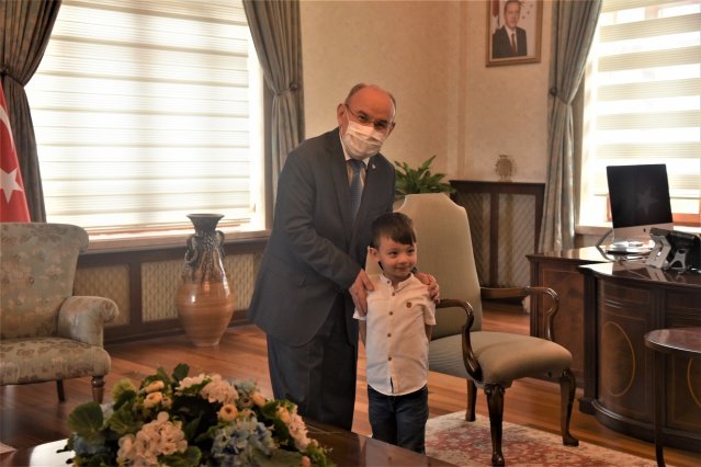 5 yaşındaki Anılcan Ersönmez, babası Ferdi Ersönmez ile birlikte tanışmayı çok istediği Vali Yaşar Karadeniz’i makamında ziyaret etti.
