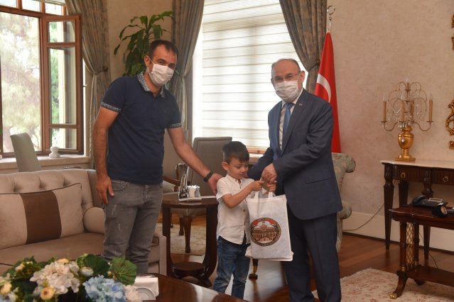 Daha sonra Anılcan’a çeşitli hediyeler veren Vali Karadeniz, ziyaretinden dolayı duyduğu memnuniyeti belirterek Anılcan’a teşekkür etti.