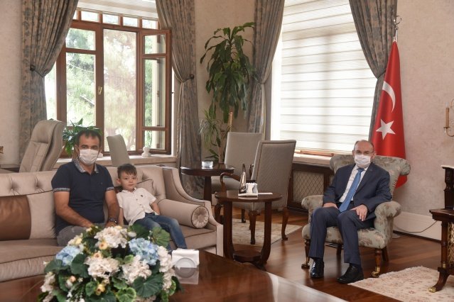 Vali Yaşar Karadeniz ile tanışmaktan mutlu olduğunu söyleyen Anılcan ile bir süre sohbet eden Vali Karadeniz, Anılcan’ın kendisiyle ilgili merak ettiği sorularını yanıtladı.