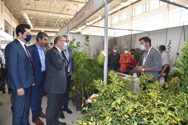 Vali Yaşar Karadeniz, Türkiye’nin farklı illerinden 100’ü aşkın firma ile 10’un üzerinde kurum ve kuruluşun yer aldığı Tekno Tarım Uluslararası Manisa Tarım ve Hayvancılık Fuarını ziyaret etti. Tarım üreticilerinin teknolojik gelişmelerle buluşmasına imkân sağlayan ve bu yıl 15 incisi düzenlenen fuarda incelemelerde bulunan Vali Karadeniz, üreticiler ve firma temsilcileriyle görüştü. Vatandaşlarla sohbet eden Vali Karadeniz, firma temsilcilerine kolaylıklar diledi.