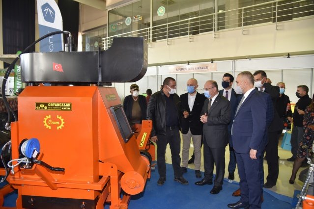 Tarım üreticilerinin teknolojik gelişmelerle buluşmasına imkân sağlayan ve bu yıl 15'incisi düzenlenen Manisa Tarım Fuarı'nı ziyaret eden Vali Yaşar Karadeniz, fuarda üreticiler ve firma temsilcileriyle görüştü.