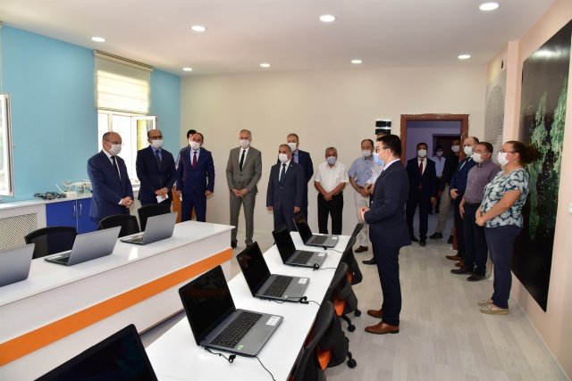 İlk olarak Zafer Kalkınma Ajansı tarafından TR33 bölgesinde hayata geçirilen Yeni Nesil Eğitim Mali Destek Programı (YENEP) kapsamında ilimizde hibe desteği almaya hak kazanan 12 projeden biri olan Gördes Kendin Yap Atölyesi’nde incelemelerde bulunan Vali Yaşar Karadeniz daha sonra Gördes Recep Tayyip Erdoğan Spor Kompleksini gezerek ilçeye kazandırılan kapalı yüzme havuzu, aquapark ve halı sahayı inceledi.