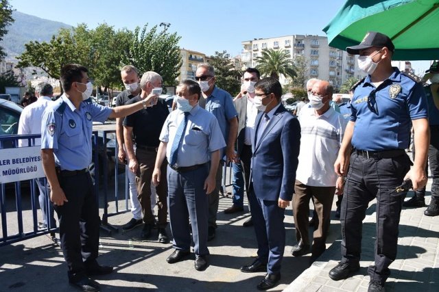 Koronavirüs vaka sayılarında ülke genelinde yaşanan artış nedeniyle tüm yurtta yapılan kapsamlı denetimlerler Şehzadelerde ilçesinde de gerçekleştirildi. Perşembe Pazarı’nda yapılan denetimler sonrasında konuşan Şehzadeler Belediye Başkanı Ömer Faruk Çelik “Vaka sayılarında bir artış var. Tedbirler, kararlar bizim canımız, sevdiklerimizin sağlığı ve canı için alınıyor. Bu yüzden de kurallara büyük bir özenle riayet edelim, birebir harfiyen uyalım. Allah tüm dünyayı, insanlığı bu salgın hastalıktan kurtarsın.” dedi.