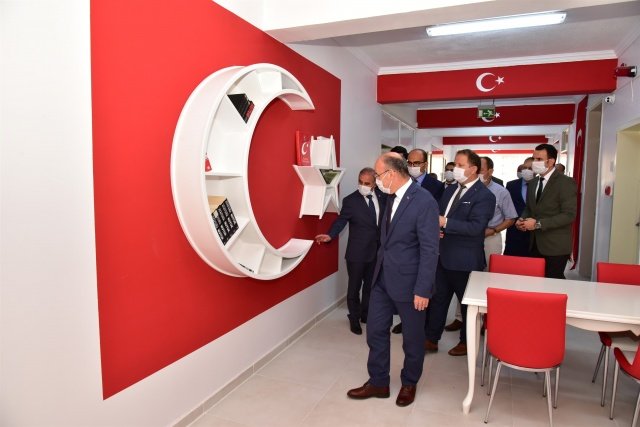 Bir dizi ziyaret ve inceleme için Gördes İlçesine giden Vali Yaşar Karadeniz, çocukların bilim, spor ve sanat alanında becerilerini arttırmak amacıyla başlatılan çalışmaları inceledi.