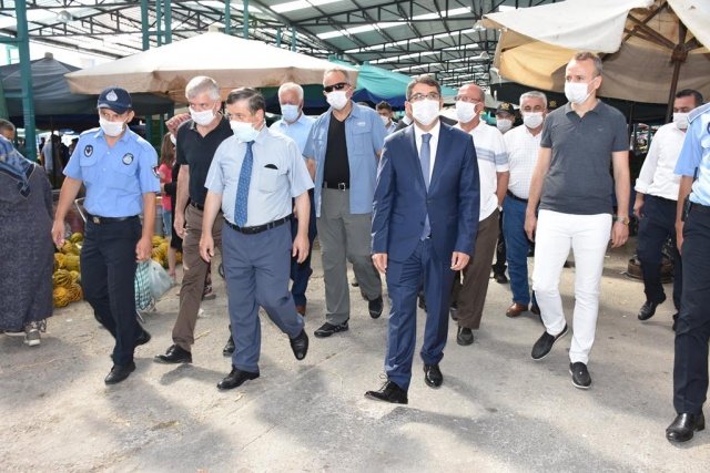 “MASKE VİRÜSTEN VE CEZADAN KORUR”
Denetimler sonrası bir açıklama yapan Şehzadeler Kaymakamı Cemal Hüsnü Çaykara şöyle konuştu; “Bugünkü genel denetimler kapsamında Pazar yelerimizi bir gözden geçirmek istedik. Özellikle son zamanlarda bazı esnaflarımızda maske kullanımı konusunda konsantre eksikliği olduğu yönünde ihbarlar geliyordu. Bu çerçevede baktık. Genel itibari ile bu noktada vatandaşlarımızın belli bir duyarlılık seviyesine ulaştığını gördük. Maske virüsten ve cezadan koruduğu için maskeyle ilgili hassasiyeti uzun süre korumak istiyoruz. Pazarlarımızda hem zabıtalarımızın hem de güvenlik güçlerimizin denetimleri sürecek. Maske konusundaki konsantremizi sürekli hale getirmeliyiz. İlçemizde ve ilimizde tehditte bir artışın kendini göstermesi söz konusu. Vatandaşlarımız duyarlı. İhlallerin fotoğrafını çekip gönderiyor. Biz de anında müdahale ediyoruz. Ceza konusunda artık uyarı yok uygulama var. Maske ihlali yapan da cezasına katlanmak zorunda.”