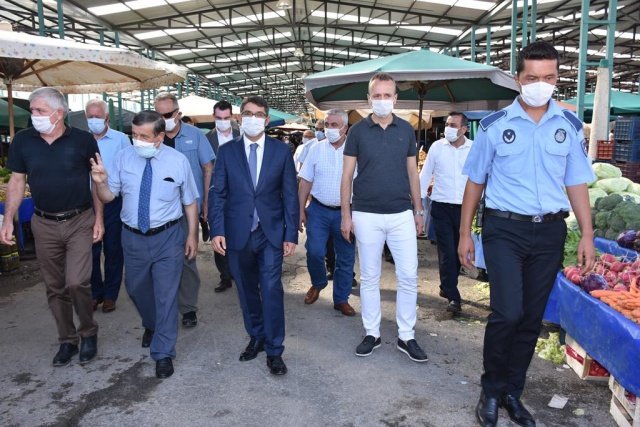 “KURALLARA BÜYÜK BİR ÖZENLE RİAYET EDELİM”
Bütün dünyayı etkisi altına alan ve insanlığı tehdit eden koronavirüsle mücadele içerisinde olduğumuzu anımsatan Şehzadeler Belediye Başkanı Ömer Faruk Çelik de şöyle konuştu; “Vaka sayılarında bir artış var. Alınan bütün tedbirler yapılan bütün denetimler halkımızın sağlığı ve can güvenliği için yapılmaktadır. Alınan karar ve tedbirleri tüm vatandaşlarımız birebir harfiyle uygulamalı.  Kararlar bizim canımız, sevdiklerimizin sağlığı ve canı için alınıyor. Bu yüzden de kurallara büyük bir özenle riayet edelim. Belediye olarak ilk günden beri çalışmalarımızı sürdürüyor, denetimlerimizi yapıyoruz.  Bundan sonra da devam edeceğiz. Allah tüm dünyayı, insanlığı bu salgın hastalıktan kurtarsın.” Denetimler kapsamında yetkililer daha sonra bölgedeki diğer esnafları denetledi.