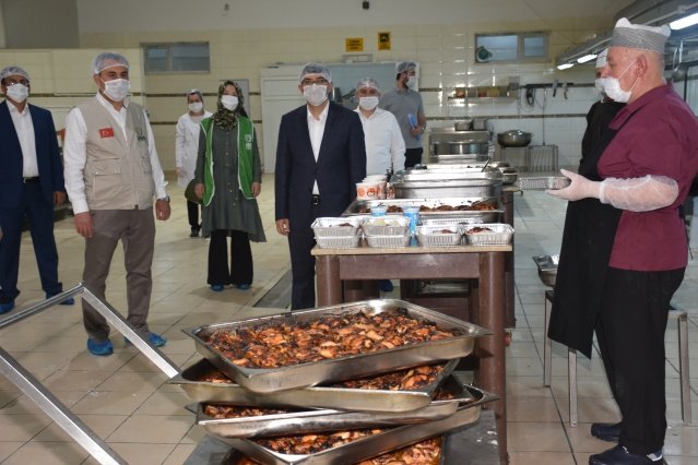‘Gönül İftarları’ projesi hakkında bilgi veren Şehzadeler Belediye Başkanı Ömer Faruk Çelik “Şehrimizdeki ihtiyaç sahibi vatandaşlarımıza Ocak ayından bu yana sıcak yemek yardımı yapıyorduk. Bu yardımlarımızı Ramazan ayında da devam ettireceğiz. İHH, Hayrat Yardım, Birlik Vakfı ve İlim Yayma Cemiyeti gibi sivil toplum kuruluşları ile birlikte gerçekleştirdiğimiz çalışmamızda arkadaşlarımız belirlenen hanelere sıcak yemekleri ulaştırılacak