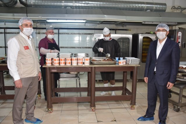 Şehzadeler Belediyesi,  ihtiyaç sahiplerini Ramazan’da da yalnız bırakmayacak.  ‘Gönül İftarları’ projesiyle ihtiyaç sahibi vatandaşların iftarlık sıcak yemekleri,  evlerine kadar ulaştırılacak.