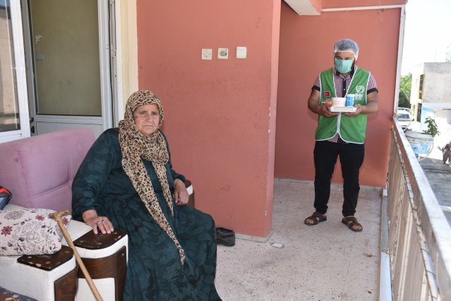 İhtiyaç sahibi vatandaşlara Ocak ayından bu yana sıcak yemek dağıtımı yapan Şehzadeler Belediyesi,  yemek yardımlarını Ramazan ayında da sürdürecek.  Şehzadeler Belediyesi öncülüğünde İHH, Hayrat Yardım, Birlik Vakfı ve İlim Yayma Cemiyeti gibi sivil toplum kuruluşlarının da desteğiyle gerçekleştirilen proje ile bugüne kadar 100 aileye 7 bin öğün yemek ulaştırıldı.  Sıcak yemek yardımları Ramazan ayında da devam ettirilecek.