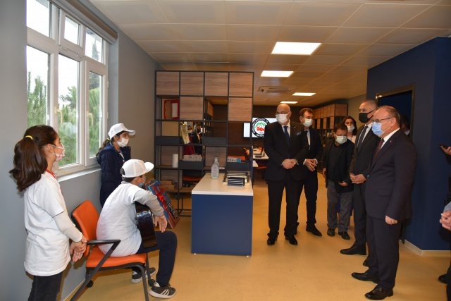 Vali Yaşar Karadeniz, Manisa Organize Sanayi Bölgesi Yönetim Kurulu Başkanı Sait Türek, Manisa OSB Bölge Müdürü Funda Karaboran, İl Milli Eğitim Müdürü Mustafa Dikici, protokol üyeleri, öğretmenler ve öğrencilerin katılımıyla açılış töreni gerçekleştirildi.