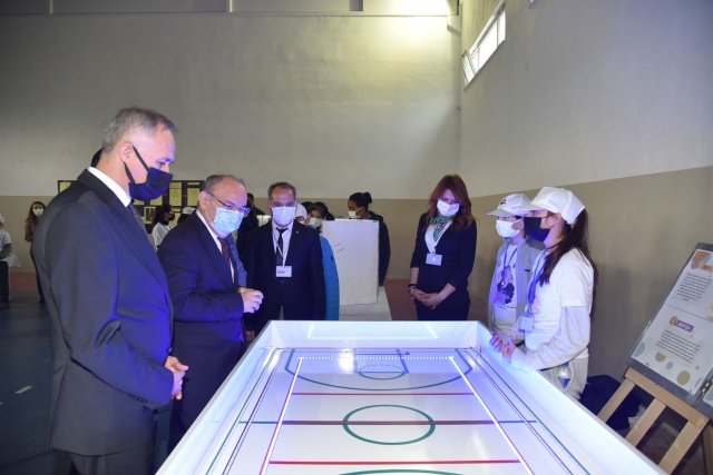 Manisa Son Haber-Manisa Valisi Yaşar Karadeniz, Minik Yıldızlar Projesi kapsamında Şehzadeler Sancaklı Bozköy 75. Yıl İlk ve Ortaokulu’na yapılan tasarım ve beceri atölyesinin açılış törenine katıldı.