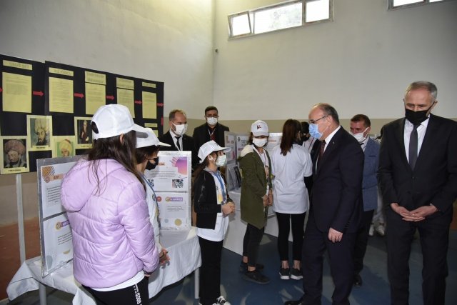 Manisa Organize Sanayi Bölgesi ile İl Milli Eğitim Müdürlüğü arasında imzalanan Eğitim İş Birliği protokolü ile hayata geçirilen Minik Yıldızlar Projesi kapsamında Şehzadeler Sancaklı Bozköy 75. Yıl İlk ve Ortaokulu’na yapılan tasarım ve beceri atölyesinin açılışı Vali Karadeniz’in katılımıyla yapıldı.
