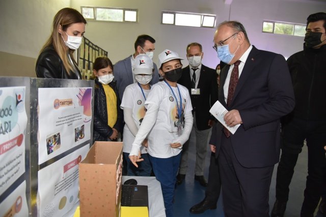 Manisa Organize Sanayi Bölgesi Yönetim Kurulu Başkanı Sait Türek ise Manisa’nın yeni neslinin eğitim ve gelişimi için bugüne kadar destek verdiklerini ve gelecekte de bu çalışmalarına devam edeceklerini ifade etti.