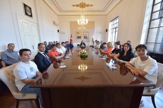 Liselere Geçiş Sınavına (LGS) giren ve bütün soruları doğru cevaplayan Hilal Koyuncu, Ali Eren Dalgıç, Bedri Topçu, Kağan Genç,Eymen Sunmaz, Eren Naymanol, M. Eymen Çağlayan ve Ferhat Ege Akarsu, İl Milli Eğitim Müdürü Mehmet Uğurelli ve öğretmenleri ile birlikte Vali Enver Ünlü’yü ziyaret etti.