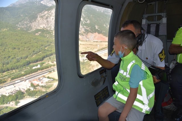 Kalbinde kitle bulunan ve Ağustos Ayı içerisinde ameliyatı gerçekleştirilecek olan 8 yaşındaki Ali Güler’in 16 yaşındaki abisi tarafından CİMER’e yapılan ve Manisa Valiliğine yönlendirilen başvuru üzerine, Ali’nin helikopterle uçma hayali gerçek oldu.