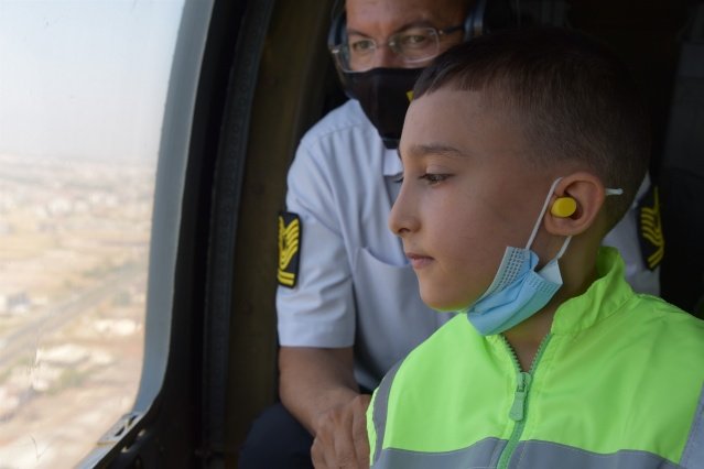 8 yaşındaki Ali’nin doktorlarından helikopter ile uçuşunda sakınca bulunmadığına dair alınan rapor sonrasında Manisa Valisi Yaşar Karadeniz, minik Ali’nin helikoptere binme hayalinin gerçekleştirilmesini istedi.