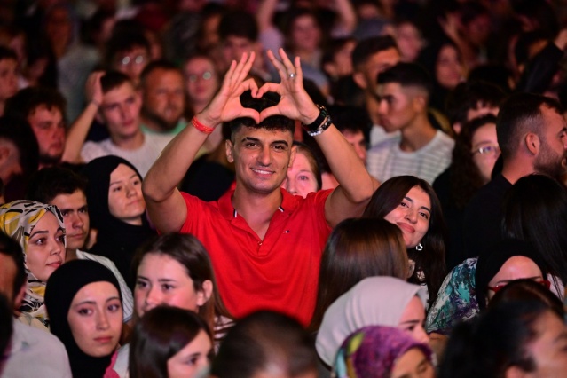 Başkan Ferdi Zeyrek’e teşekkür etti
Gördes Belediye Başkanı İbrahim Büke, Gördes’in çok güzel bir gece yaşadığını belirtti. Başkan İbrahim Büke, “Bu konseri Manisa Büyükşehir Belediye Başkanımız Ferdi Zeyrek’in destek ve katkılarıyla yapıyoruz. Kendilerine teşekkür ederiz” dedi.