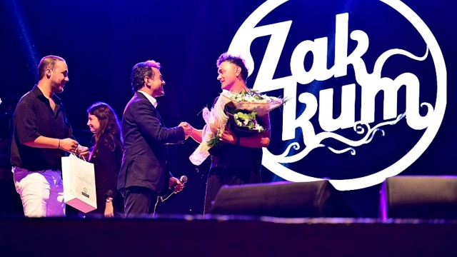 Gördes, düşman işgalinden kurtuluşunun 102’nci yılını Zakkum konseri ile kutladı. Manisa Büyükşehir Belediyesi’nin düzenlediği konserde, sevilen şarkılarını Gördesliler için seslendiren Zakkum’a yurttaşlar büyük ilgi gösterdi.