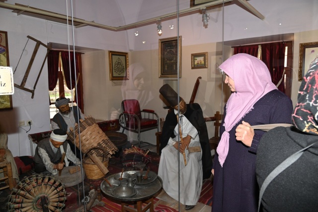 2013 yılında Manisa Büyükşehir Belediye Başkanı Cengiz Ergün öncülüğünde başlatılan ve Manisa’nın ilçelerinde yaşayan kadınların Manisa’nın tarihi, kültürel ve turistik değerlerini görme fırsatı buldukları ‘Haydi Kadınlar Manisa’ya’ Projesi devam ediyor. Proje kapsamında Demirci’de yaşayan 78 kadın Manisa Büyükşehir Belediyesi’nin misafiri olarak Manisa’yı daha yakından tanıma fırsatı buldu.
