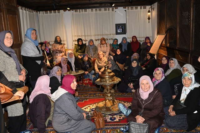Şehzadeler ilçesinde bulunan Masal Park’ta Manisa Büyükşehir Belediye Başkan Danışmanı Nursel Ustamehmetoğlu, Daire Başkanları Yonca Ekmekçi, Fırat Özcan, Onu Pabuççuoğlu, Sibel Alkın Kedersiz ile Sosyal Hizmetler Dairesi Başkanlığı yetkilileri tarafından karşılanan Demircili kadınlar ilk olarak Masal Park’ı gezdi.