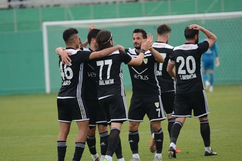 TFF 2. Lig Kırmızı Grupta mücadele veren temsilcimiz Manisa Büyükşehir Belediyespor, Mümin Özkasap Stadı’nda karşılaştığı lider Menemen Belediyespor’u Sinan Kurumuş, (2), Cem Özdemir, Erhan Kara ve İsmail Haktan Odabaşı’nın attığı gollerle 5-1 farklı mağlup etti ve rakibiyle arasındaki puan farkını 6’ya indirdi.