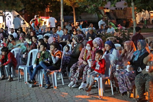 Sanatı ve kültürü ilçenin dört bir yanında yaşatmak amacıyla Açık Hava Sineması etkinliğini sürdüren Akhisar Belediyesi, Dağdere Mahallesi sakinleri ile buluştu. Mahallelerde kurulan gezici sinema perdesi ile mahalle sakinleri unutulmaz bir gece yaşadı. Akhisar Belediyesi Basın Yayın ve Halkla İlişkiler Müdürlüğü’ne bağlı ekipler ayrıca katılımcılara patlamış mısır hediye etti.