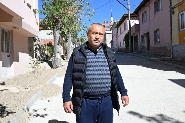 “Büyükşehir Dokunulmadık Yer Bırakmadı”

Sofular Mahallesi Muhtarı Ali Rıza Gülek de, “Su şebekelerimiz yenilendi, artık daha temiz su içiyoruz. Altyapı tamamlandıktan sonra yolların yapılmasıyla çok memnun olduk. Büyükşehir Belediyemiz Demirci’de dokunulmadık cadde, mahalle, sokak bırakmadı. Kış gelmeden asfaltımıza kavuşursak çok güzel olacak. Büyükşehir’e teşekkür ederiz” ifadelerini kullandı.

Manisa Büyükşehir Belediyesi’nin yürüttüğü çalışmaların kısa sürede tamamlanmasıyla birlikte Demirci, modern ve güvenli yollarla daha konforlu bir ulaşım ağına kavuşacak.