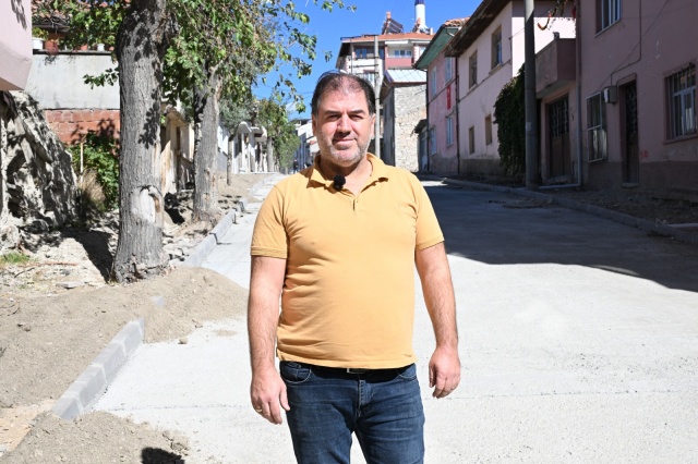“Artık Rahata Kavuştuk”

Yenice Mahallesi Muhtarı Metin Çakmak ise yapılan hizmetlerden duyduğu memnuniyeti dile getirerek, “Büyükşehir Belediyesi gerçekten çok iyi çalışıyor. Altyapı ve üstyapı konusunda Başkanımız Besim Dutlulu’ya teşekkür ederim. Mahallemizde vatandaşlarımız çok sıkıntı çekti ama artık rahata kavuştuk. Bizi hiçbir zaman geri çevirmediler” diye konuştu.