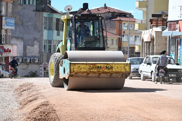 Çalışmalar tamamlandığında 17 bin ton temel malzeme, 130 ton çelik hasır üzeri 5 bin metreküp beton, 11 bin metre bordür, 26 bin metrekare kaldırım parke ve 6 bin ton asfalt serimi yapılmış olacak